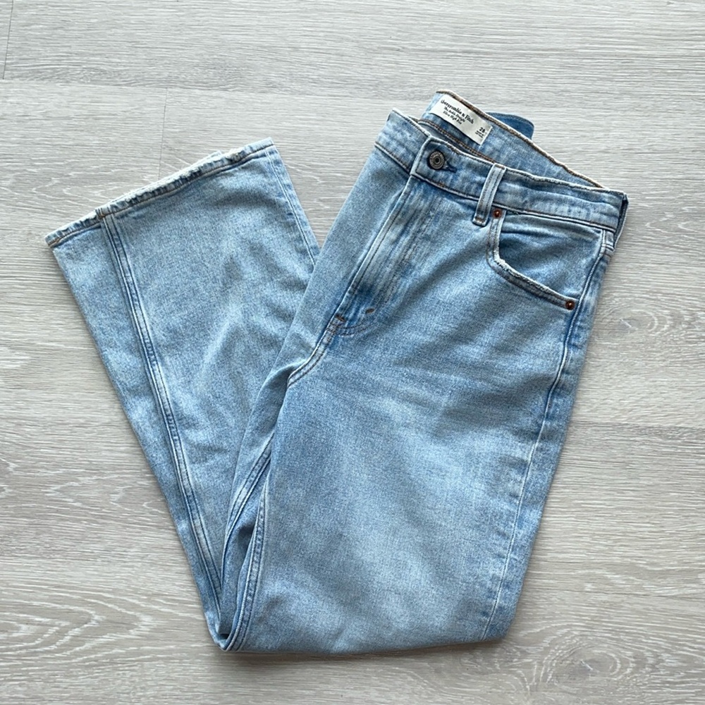 EUC | Abercrombie & Fitch The Ankle Straight and Ultra High Rise Denim Jean